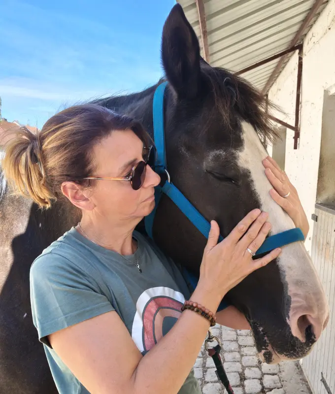 Delphine Rudzinski pratiquant un geste doux de Niromathé sur la tête d’un cheval