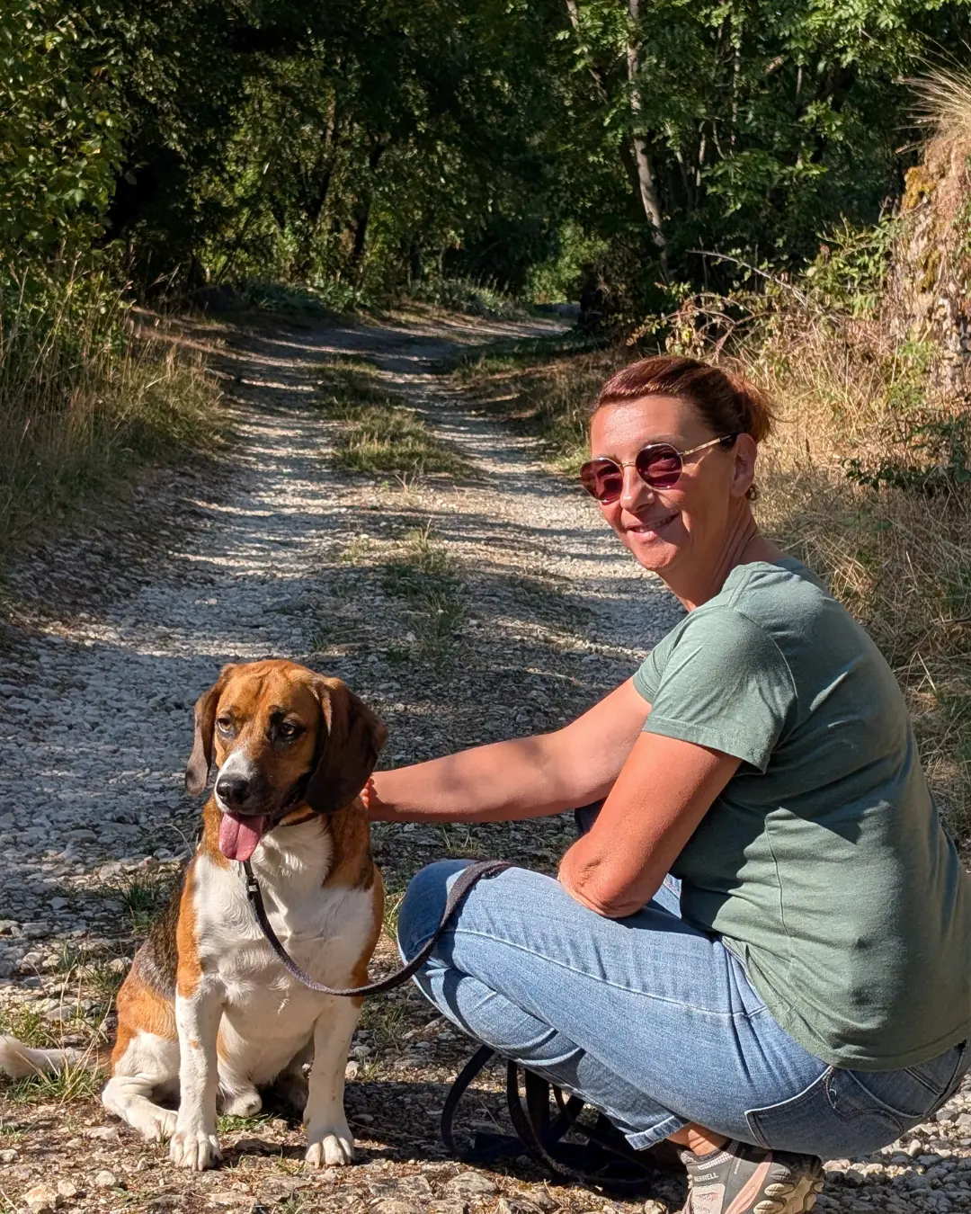 Delphine Rudzinski aux côtés de Padel, son chien, lors d’une promenade en pleine nature